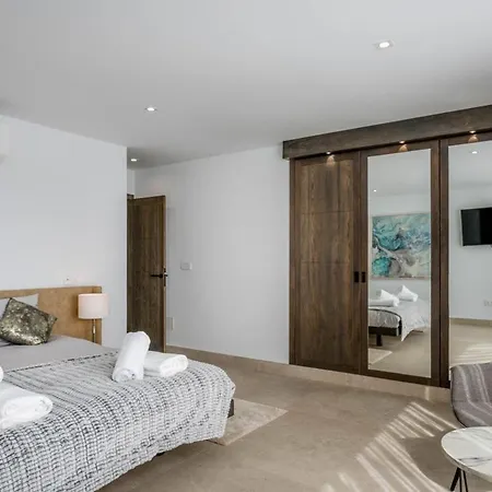 Puerto Del Carmen Sleeps 10 With Pool Air Con And Wifi Villa Puerto del Carmen (Lanzarote)